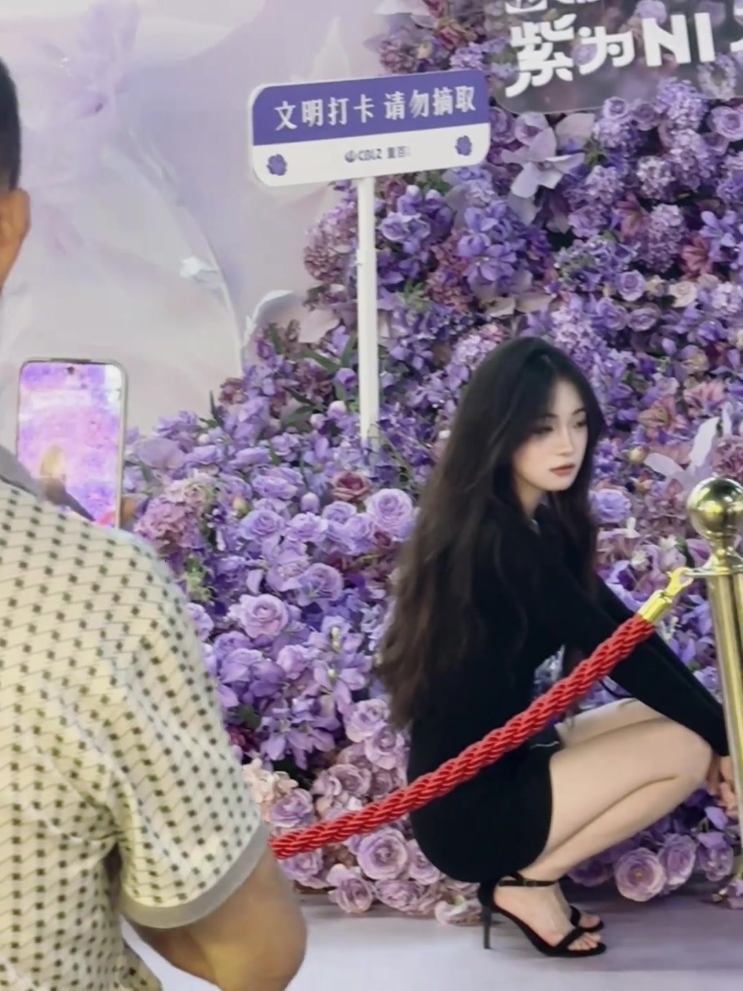 大爷也在帮小姐姐拍照吗