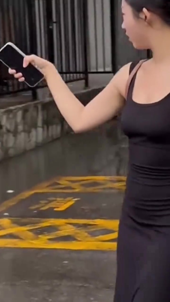 因为旁边的人一直在拍她小姐姐生气了