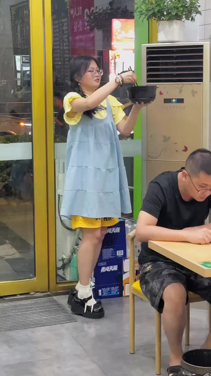 讲究人，知道天热给面都吹吹空调