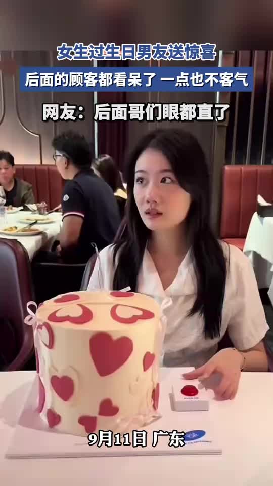 都是刀乐女生生日男友送惊喜，后面哥们眼都直了！应该是道具吧