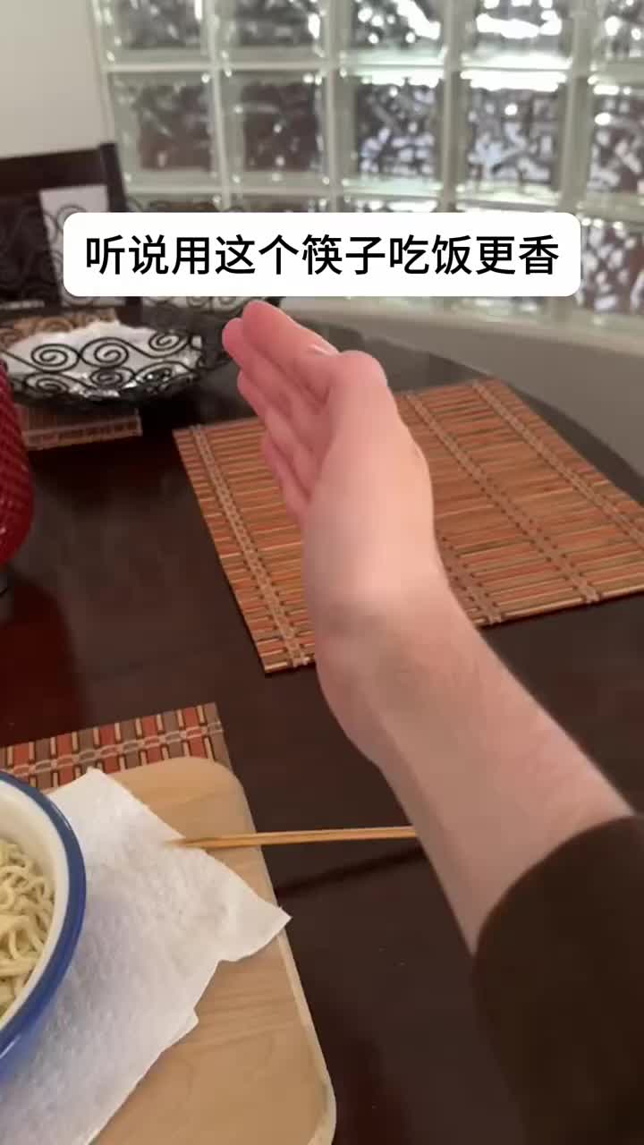 吃饭也整花里胡哨的是吧用这种筷子，生病了就老实了