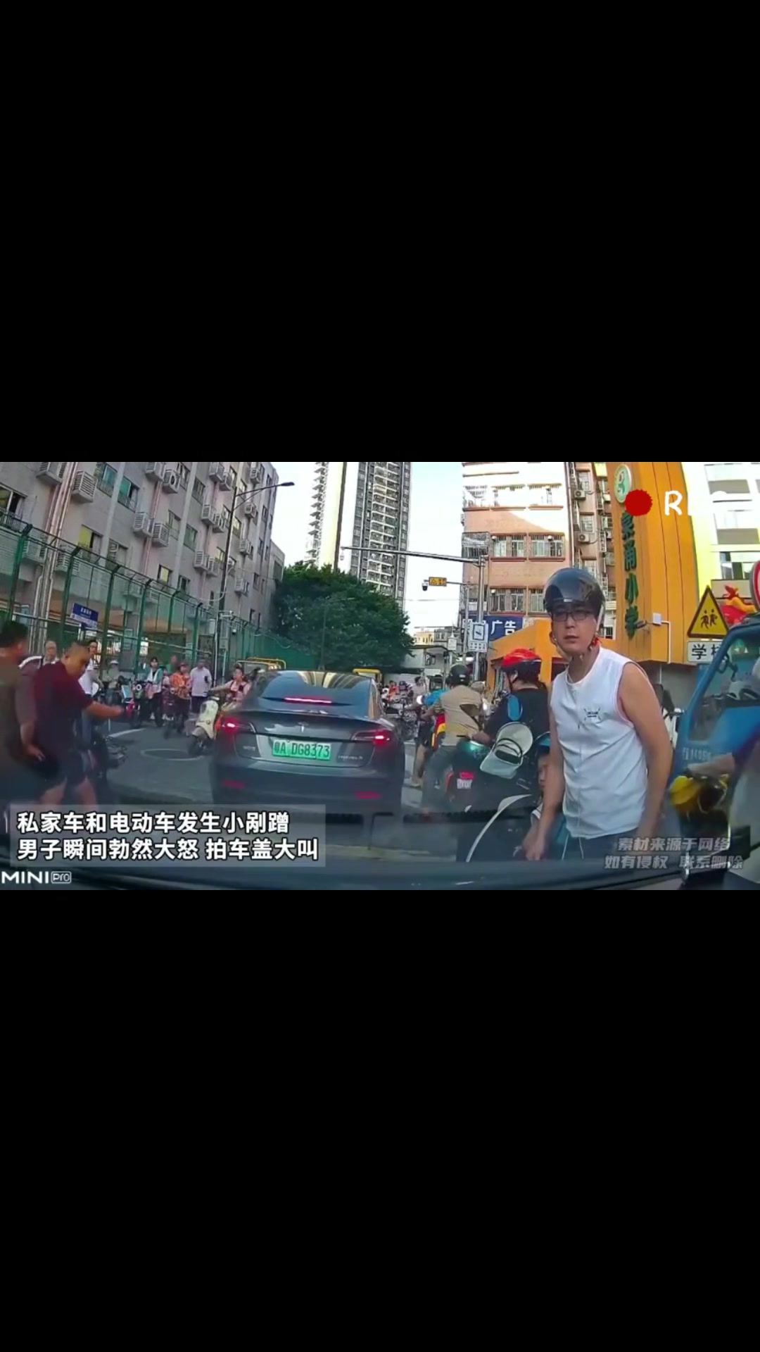 私家车和电动车发生小剐蹭，男子瞬间勃然大怒，拍车盖大叫！