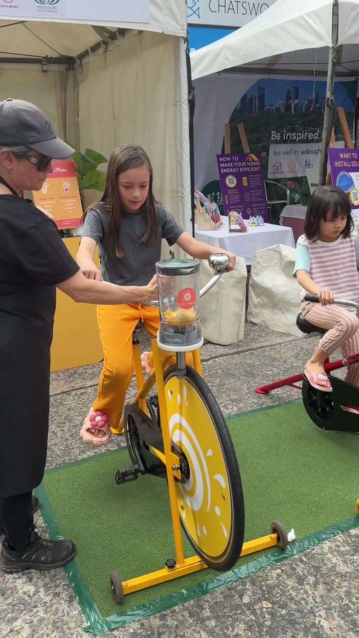 为了一杯果汁，这妹子拼命踩单车，我需要这么一台榨汁自行车！