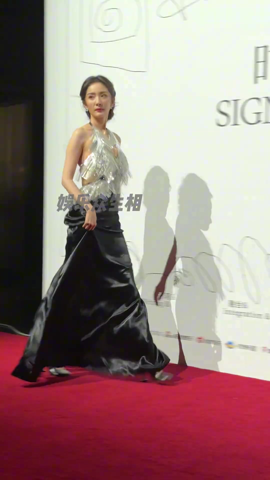 杨幂银色挂脖长裙造型设计感十足，吧友们觉得这状态如何