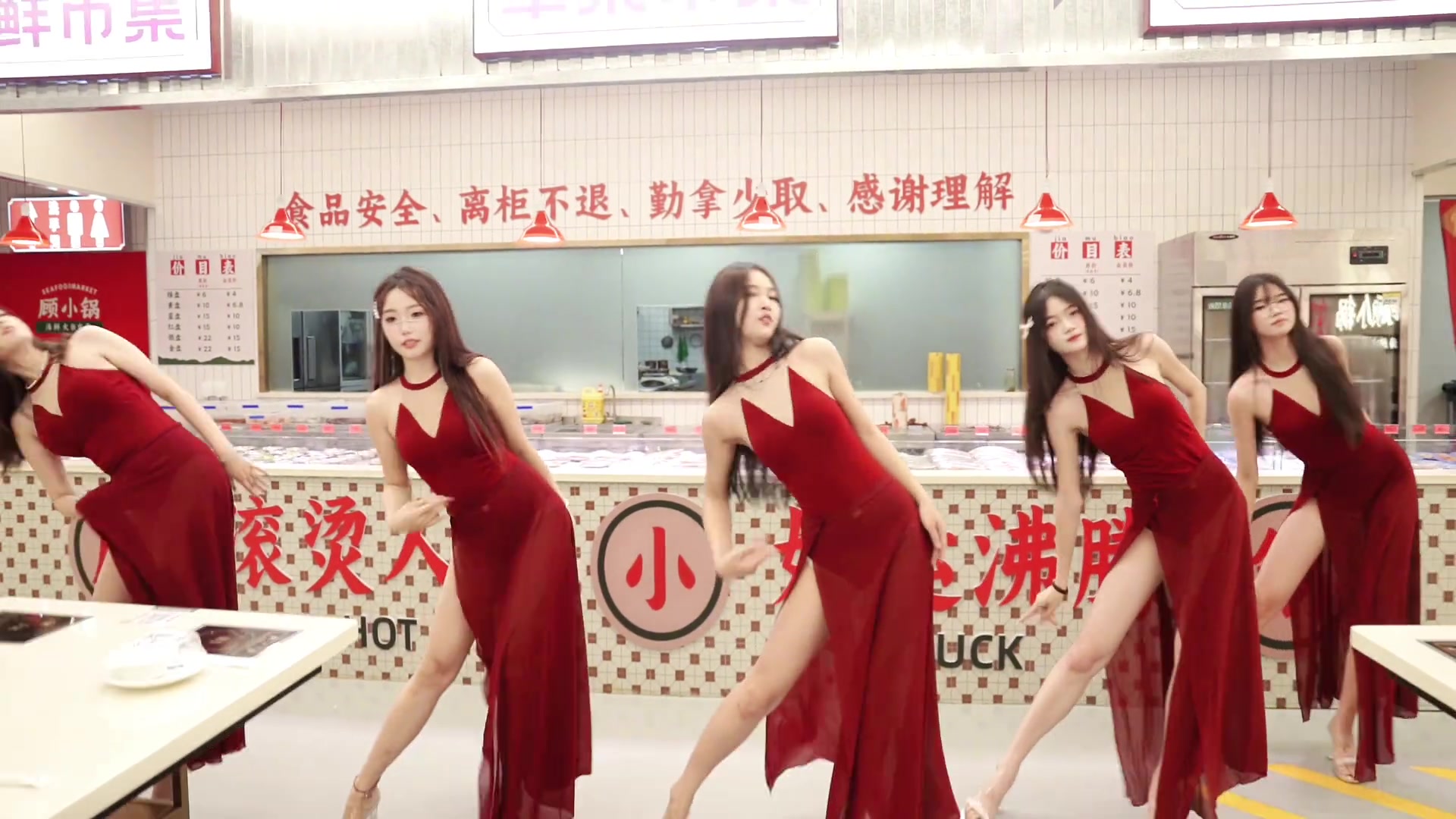 现在吃饭都有表演节目了