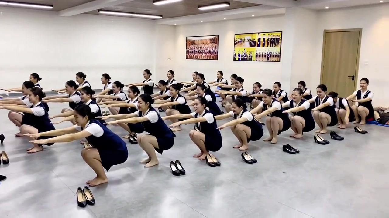 为什么空姐要练习拖鞋下蹲啊