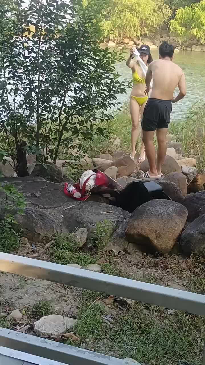 小姐姐在这地方游泳要注意安全啊