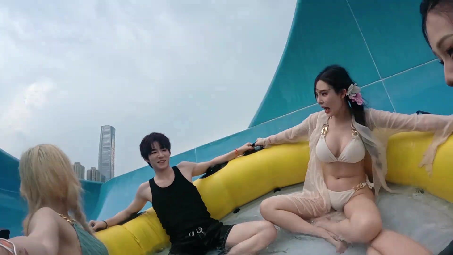 感觉她们都要飞出设备了啊