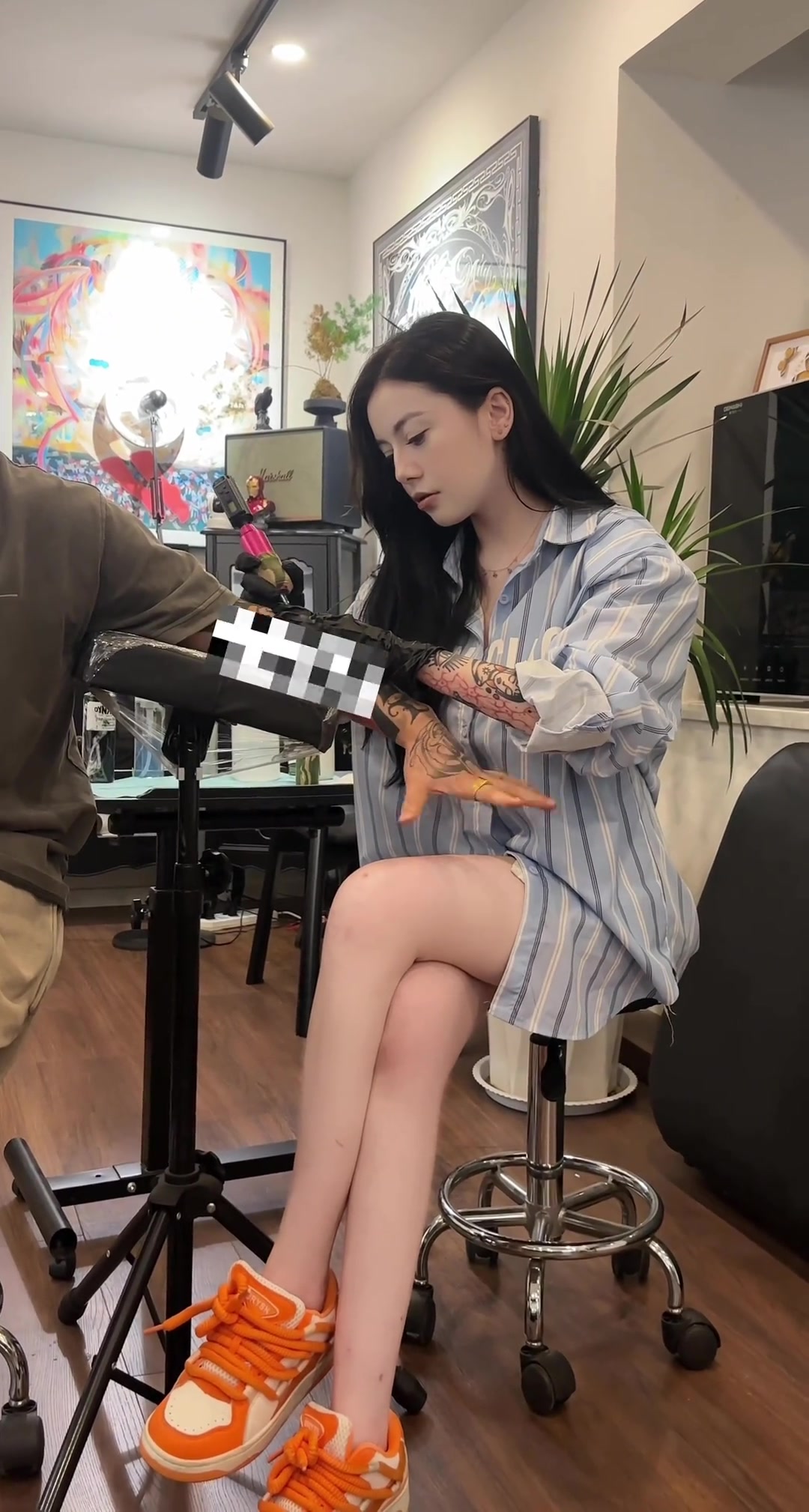 是纹身刺青太痛了怎么还捏人小姐姐的大腿呢