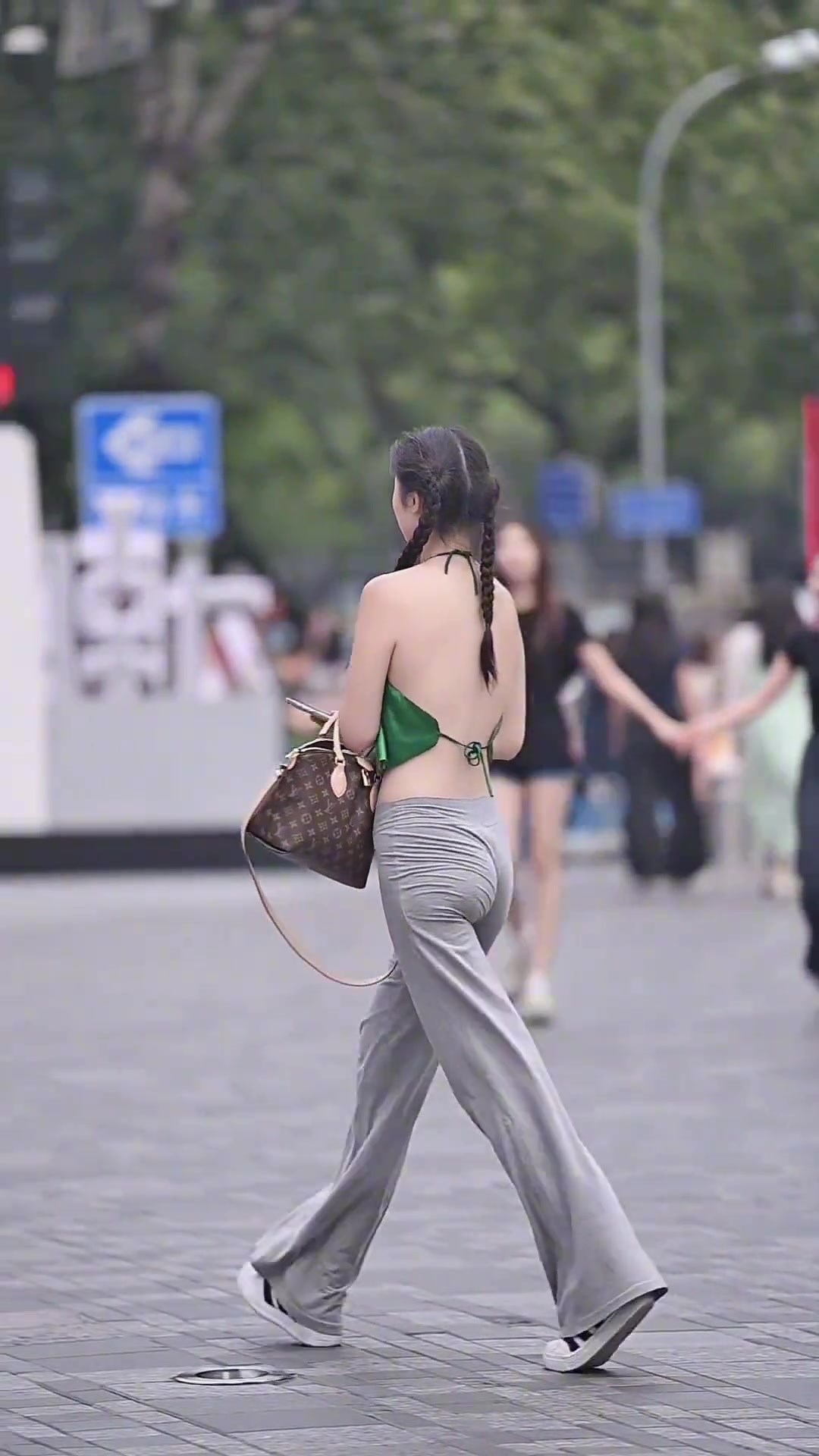 卧槽！还真有人穿一条小肚兜就上街的