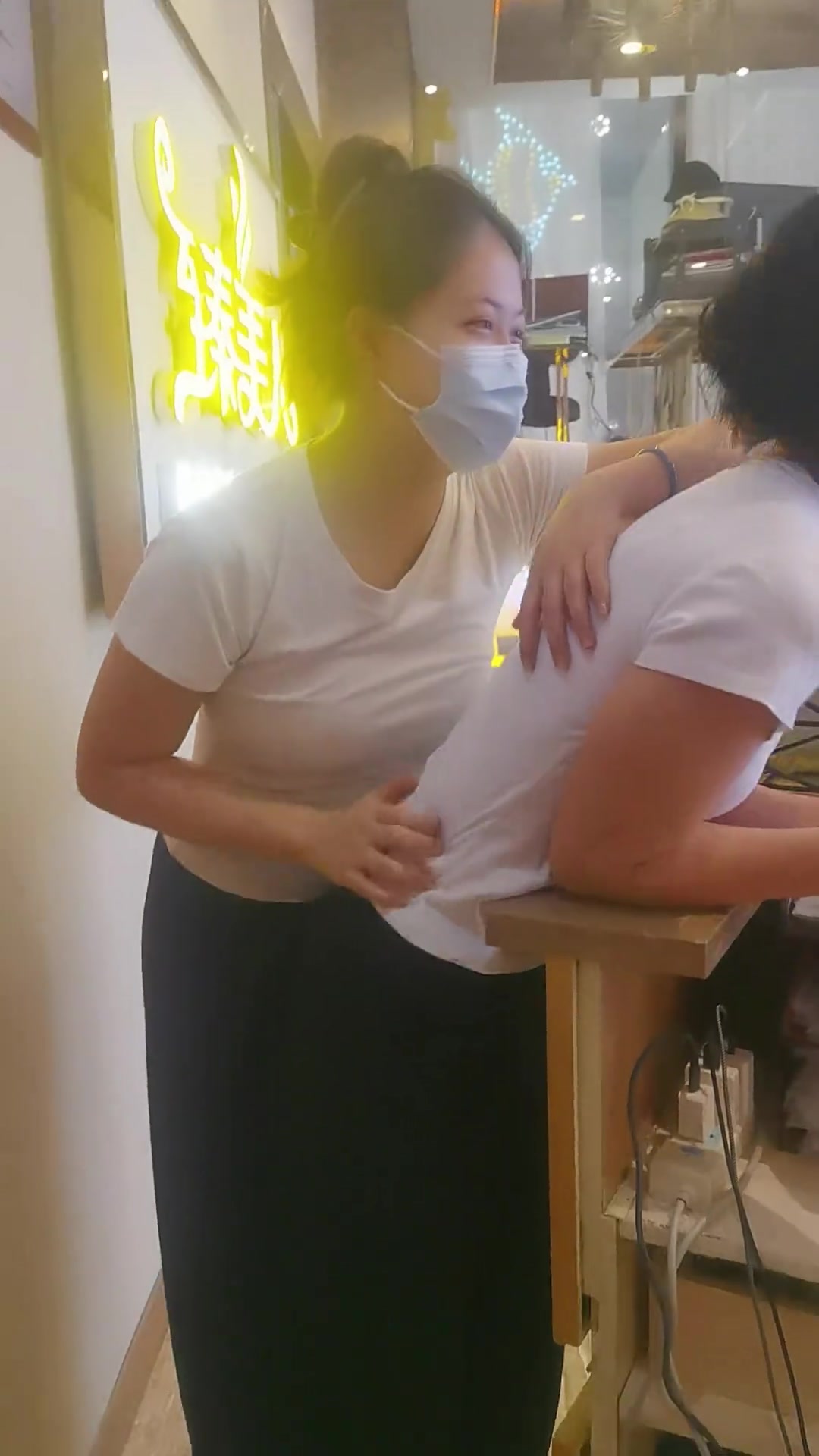 这样挑逗同事的这波操作我都看傻了...