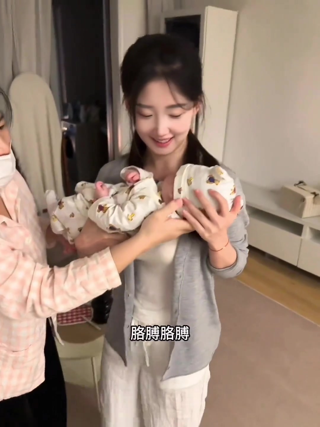 新手小姨首次抱娃，小孩不哭，小姨都快哭了