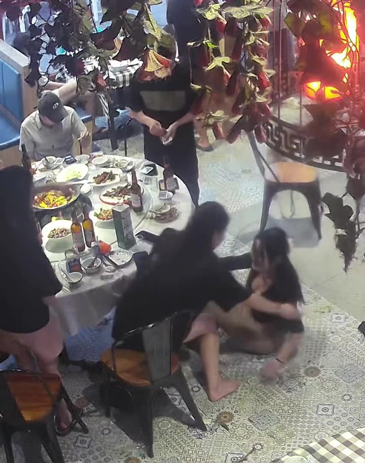 黑衣服男不去扶，甚至把自己牌给换了