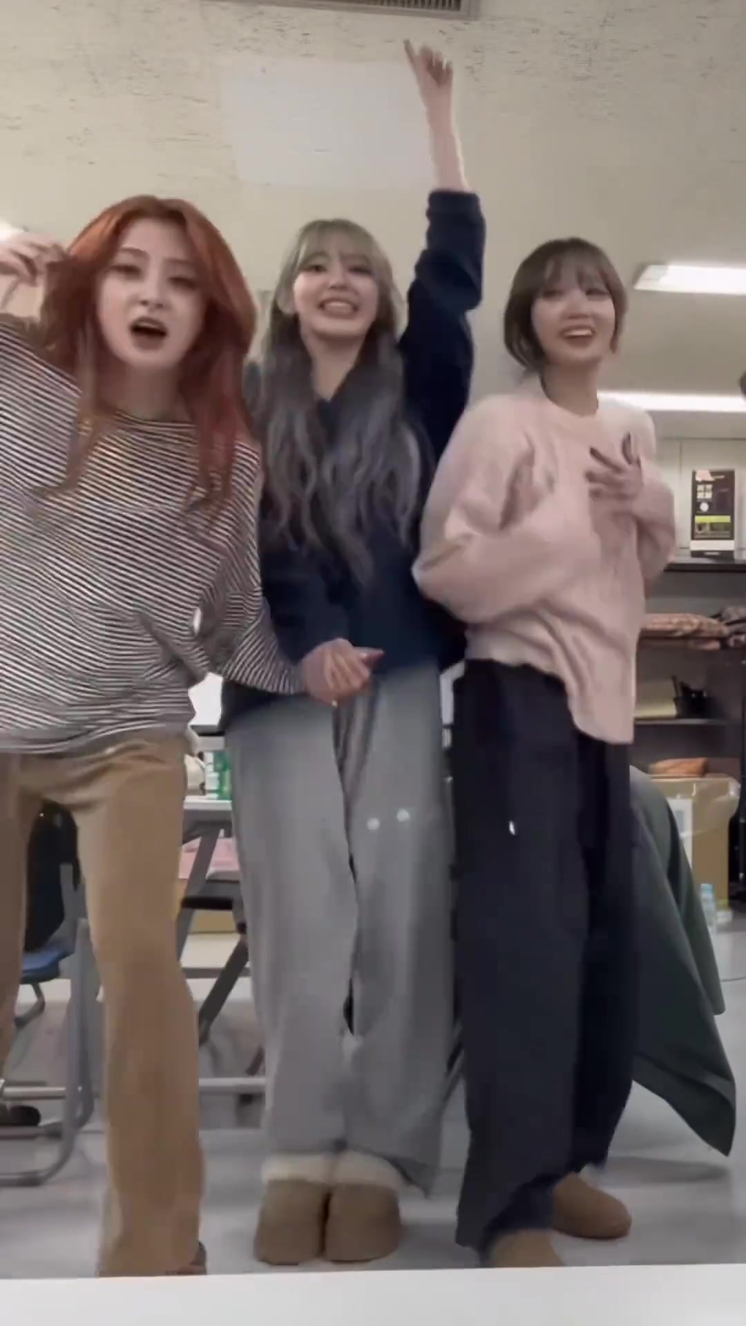 粉色女孩跳着跳着好像什么东西掉了