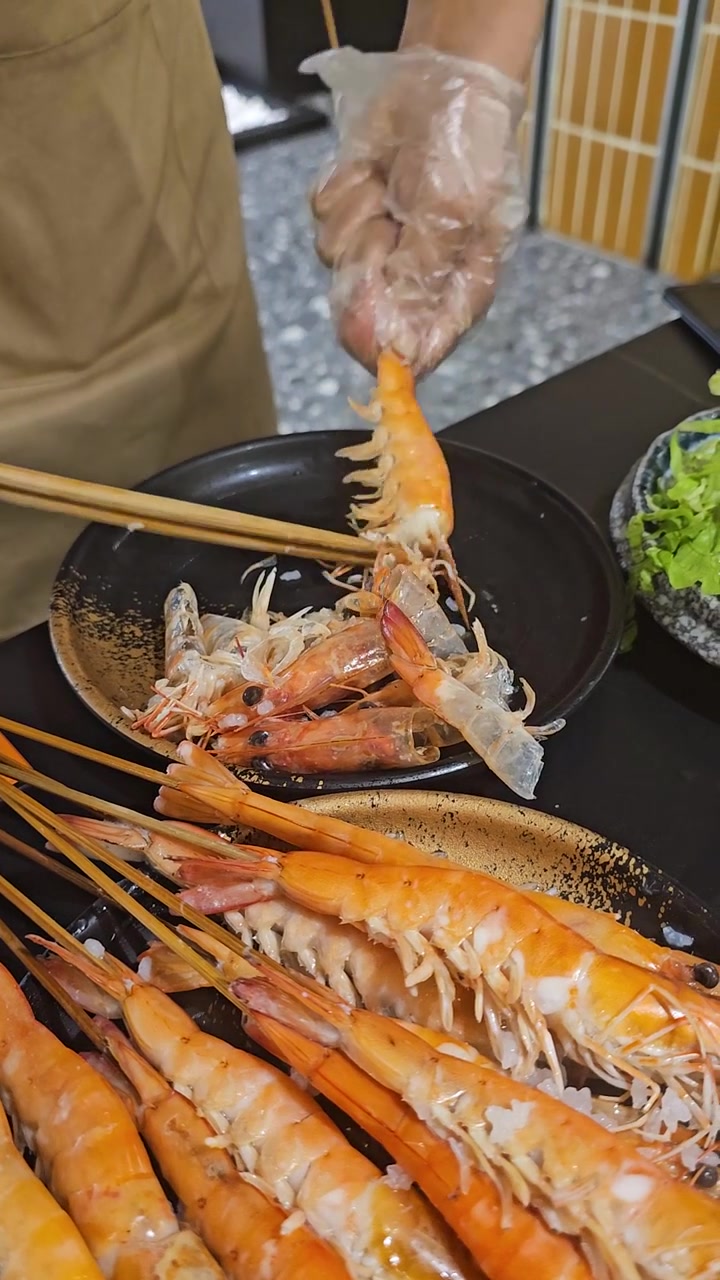 店员说他剥虾很厉害