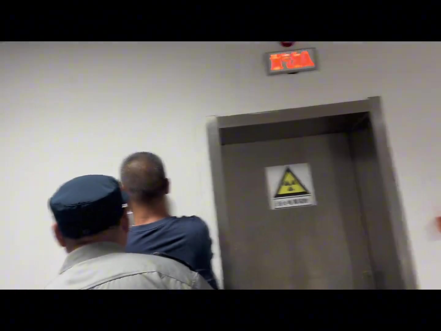 不是，让你按门铃，没让你按消防警报啊，气晕了