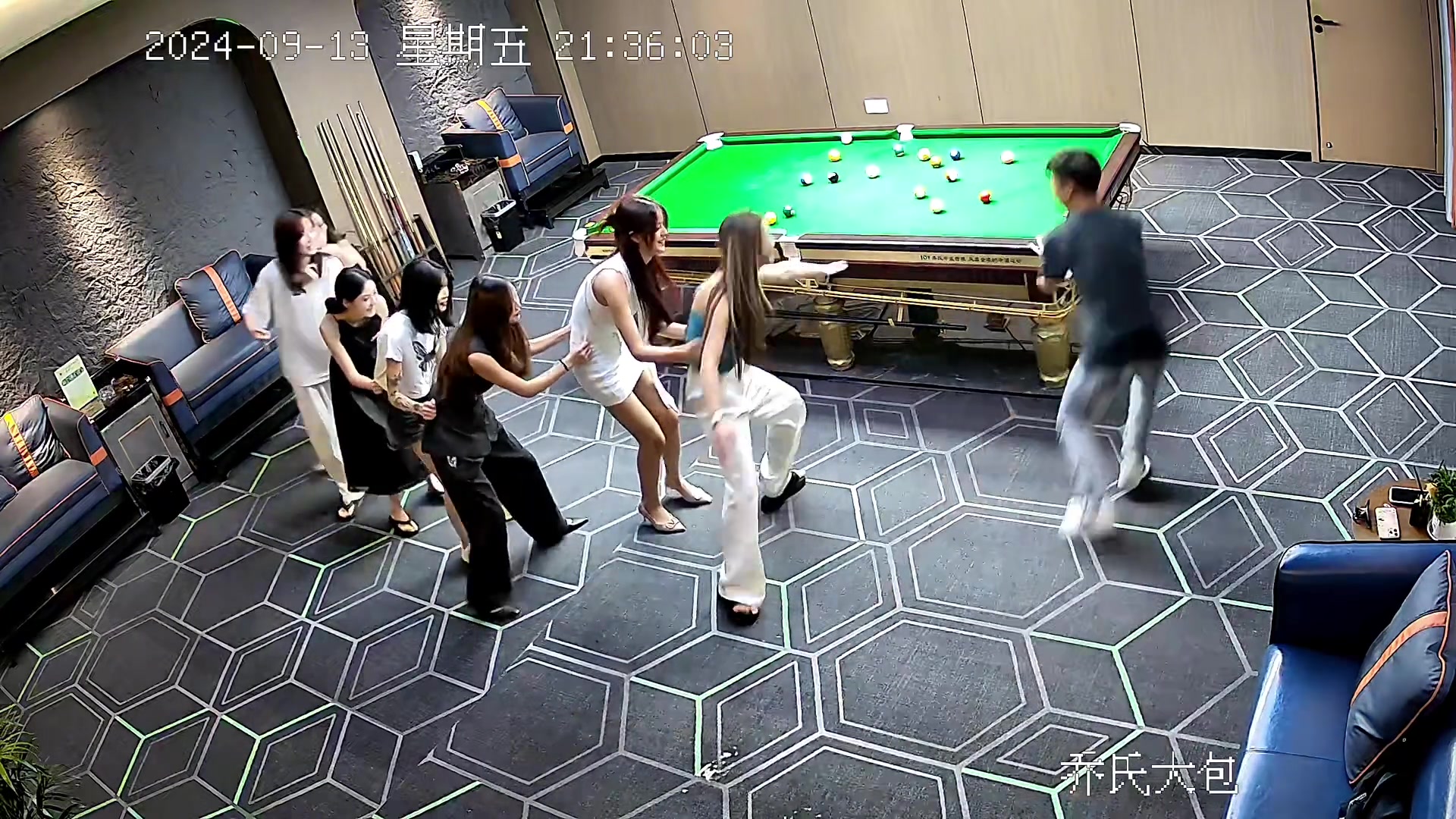 阴气过盛现在台球厅的男女员工比例这么夸张么！