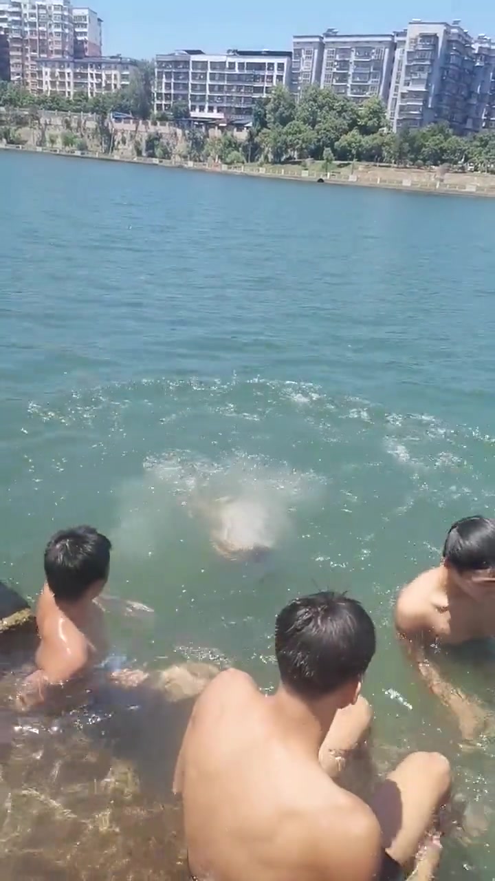 这小孩游得比我都好啊