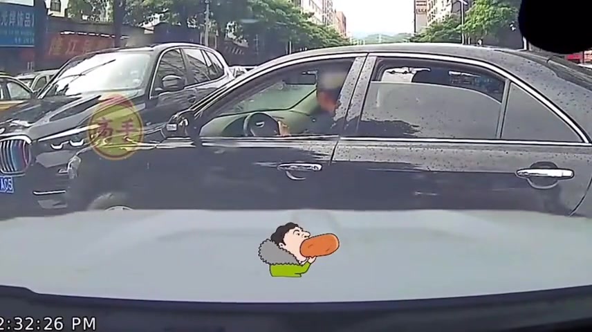 黑车随意掉头，结果骂骂咧咧的撞向....