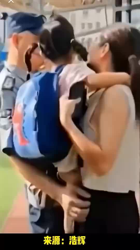 幼儿园保安手伸进女家长衣服内部！这显然是无意的吧