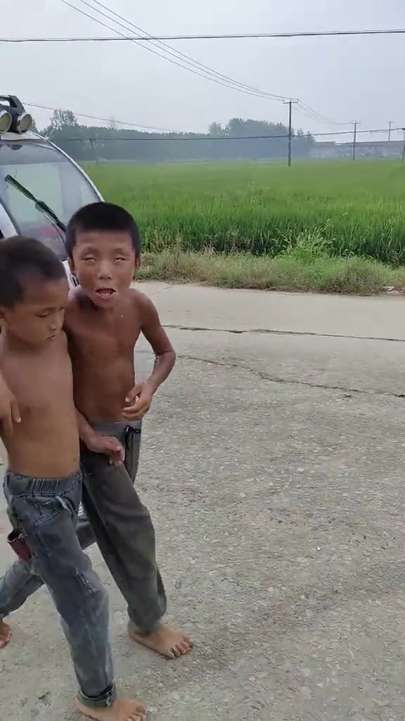 也是很久没见过那么老款的小孩了