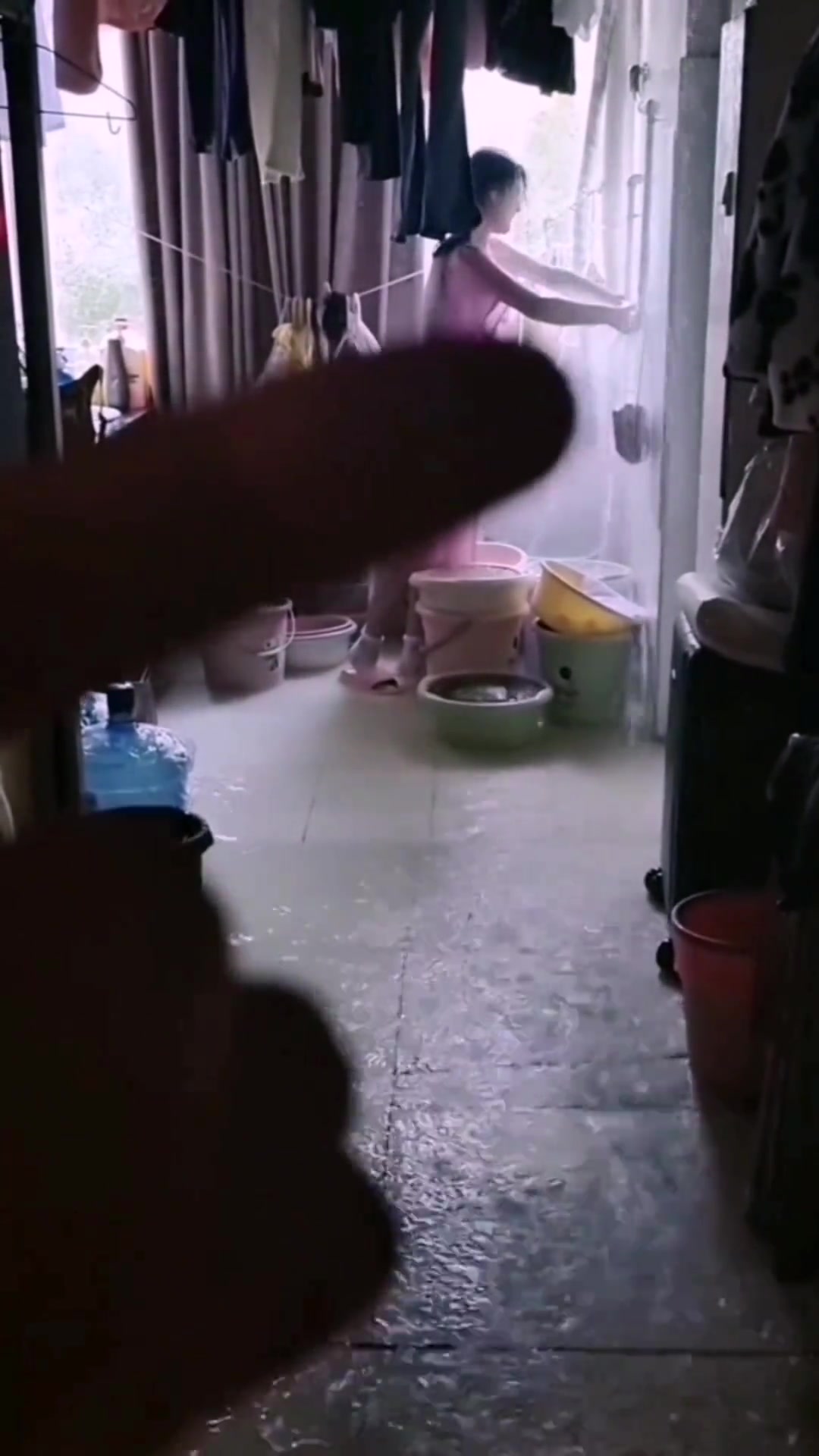 她这衣服，见不得水啊...