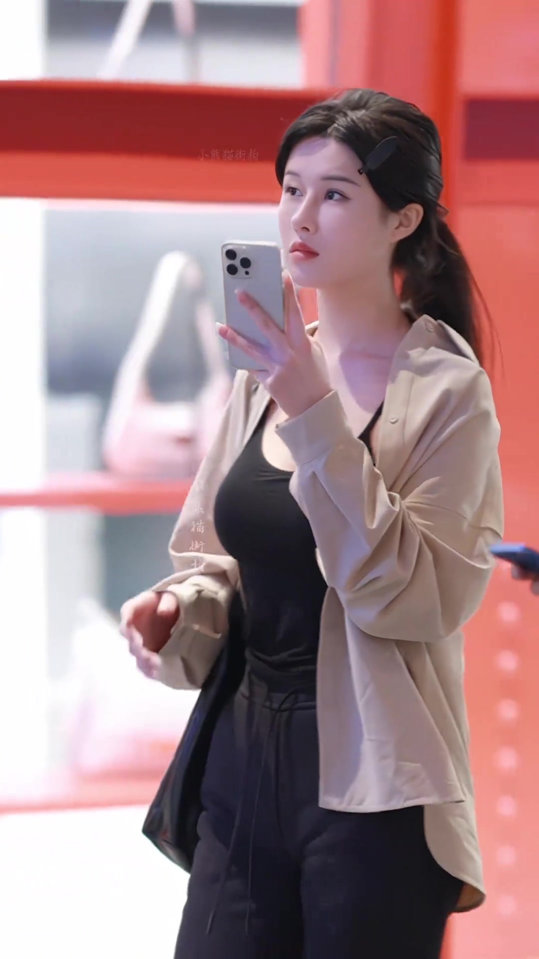 街拍最可怕在于她明明穿得很朴素，你依然觉得她很棒！