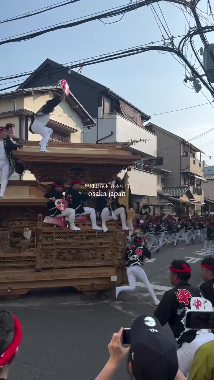 日本龙王出殡，棺材差点被孙子们玩儿废了，太抽象了