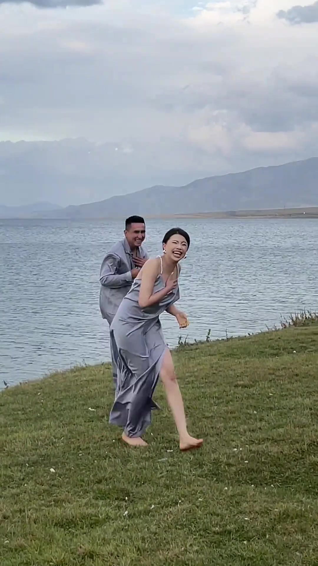 你老婆的睡衣跟你的不一样，这样一起跑会出事的...