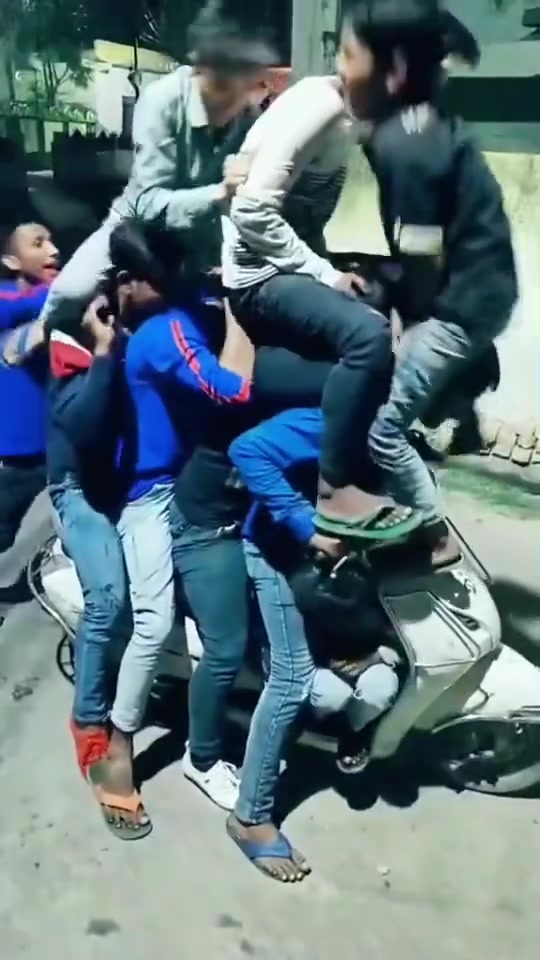电动车：你知道我有多苦吗印度人太硬核了...