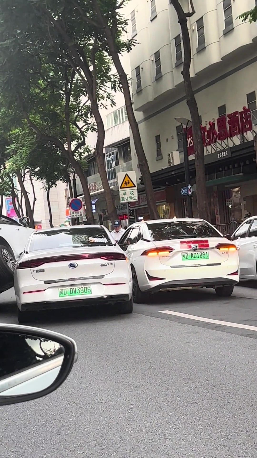 走在路上，不要勾肩搭背，真的影响别人通行的