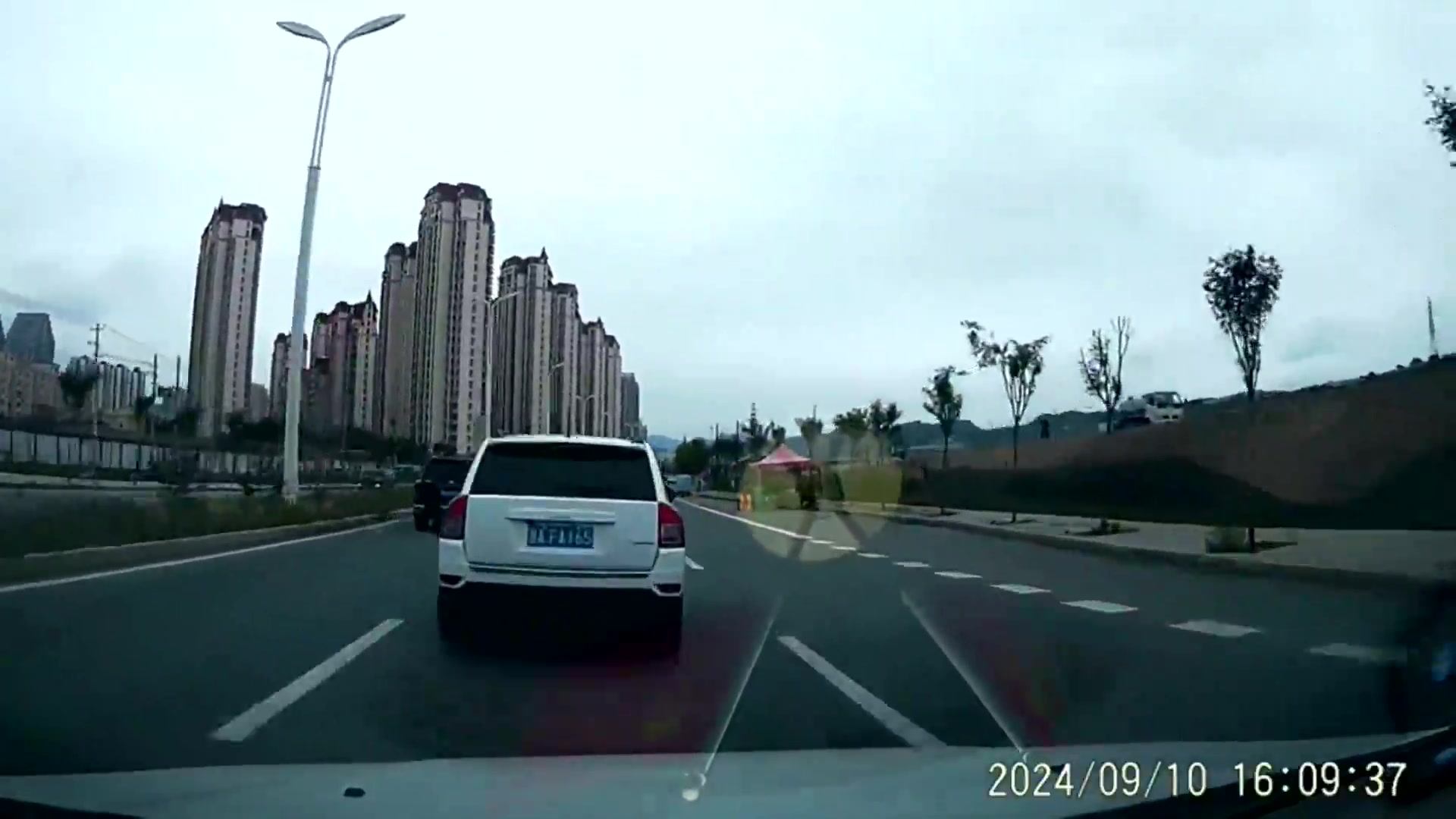 卖牛肉干的挺会选地方啊！！