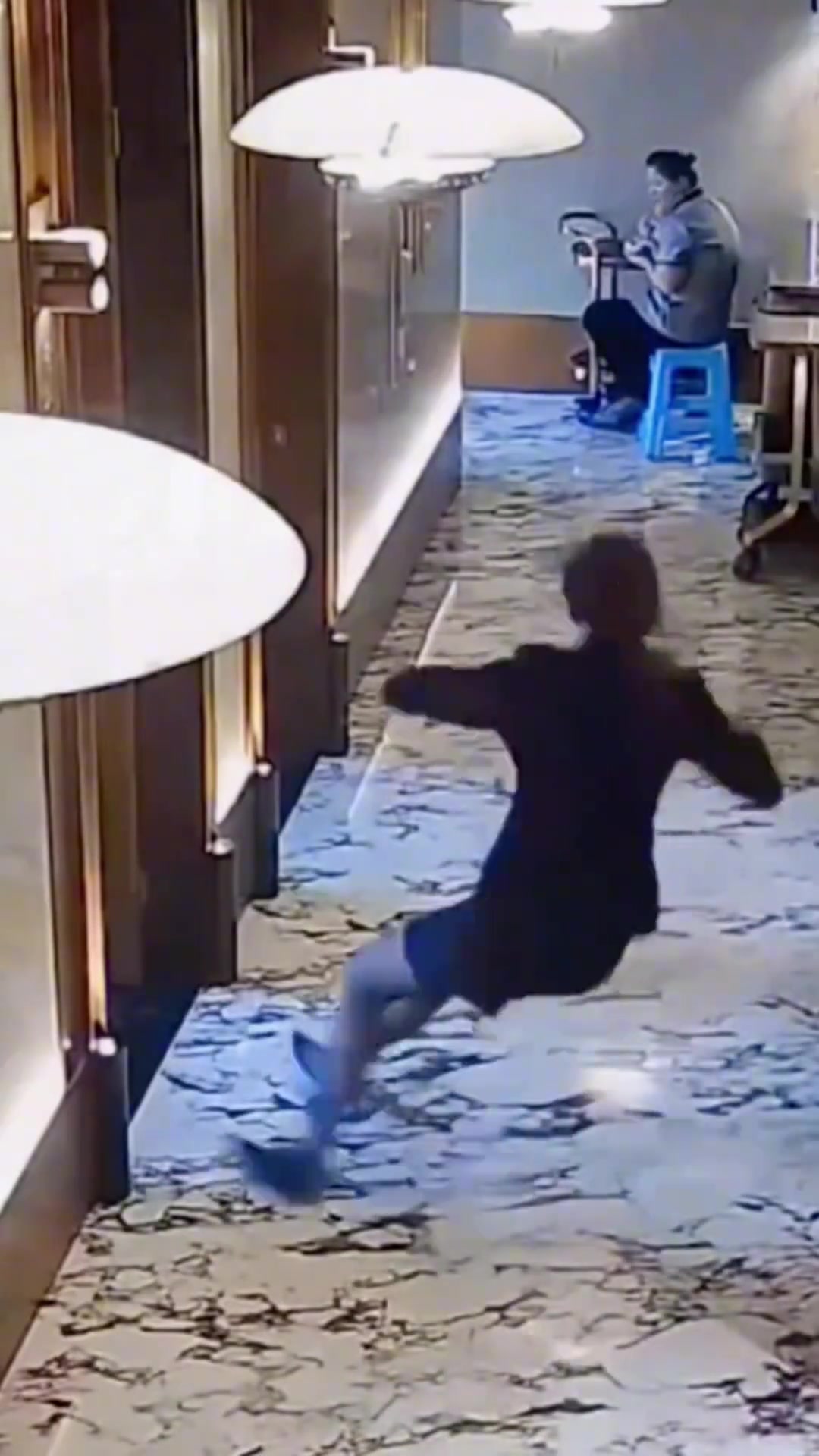 这右手估计都骨折了，左手端的碗还保护得挺好
