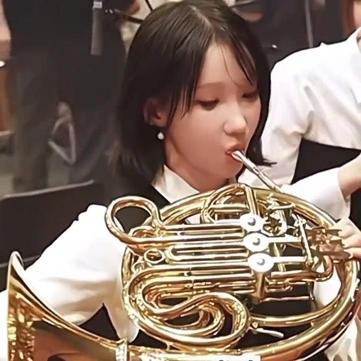 美女太尴尬！不懂就问这东西是怼着吹，还是含着吹