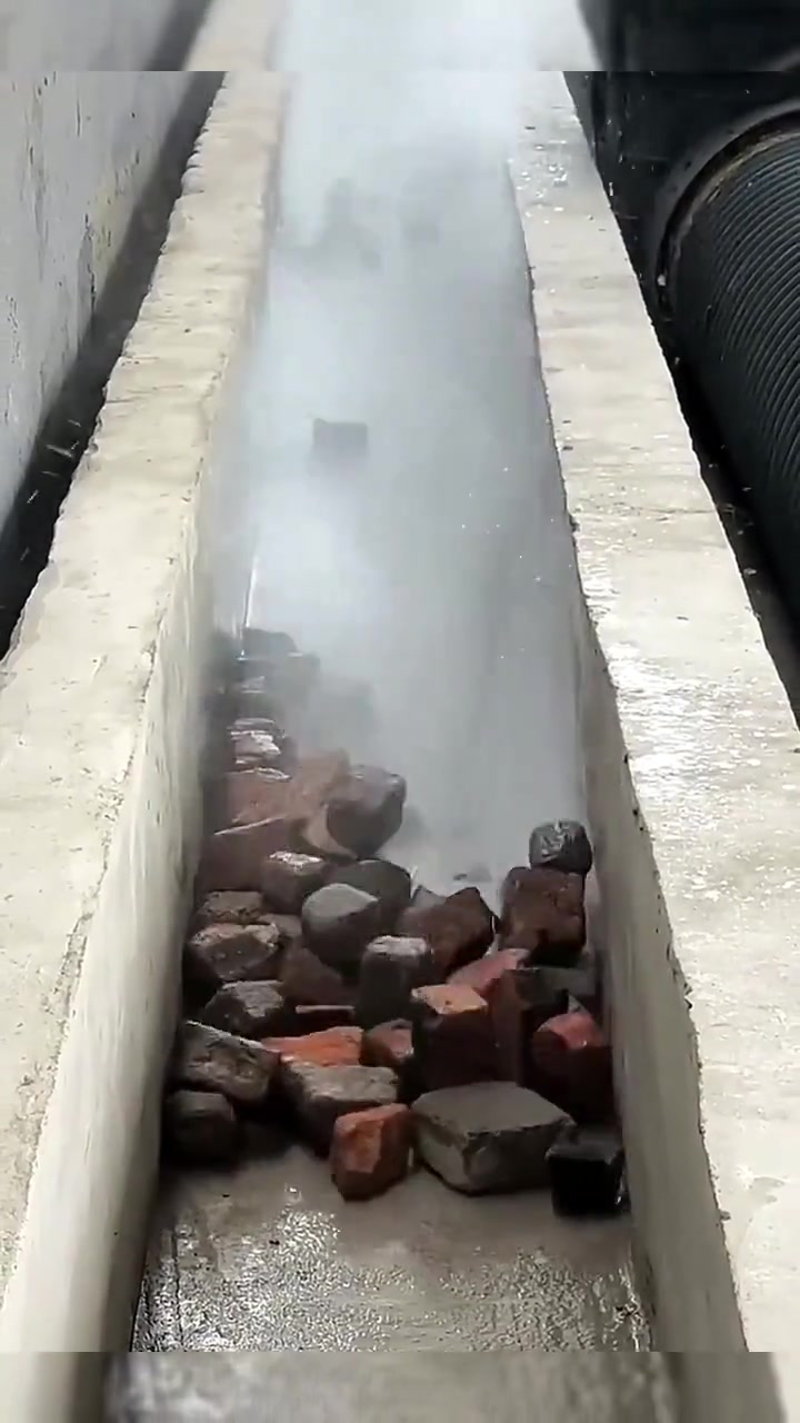 这是新能源血滴子吗石头都给冲碎了！