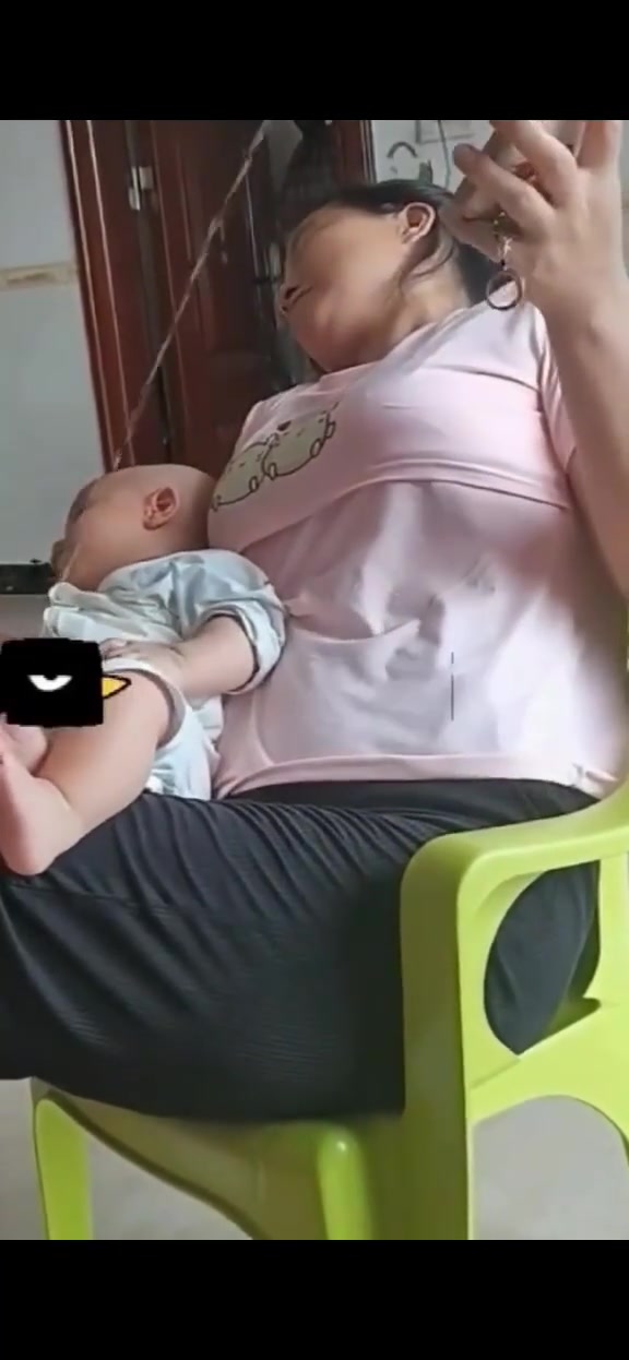 孩子真懂事，怕你长时间看手机眼睛受不了，放点水给你洗洗眼睛
