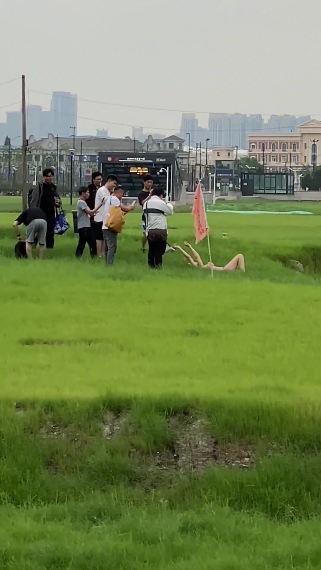 他们是在拍什么啊小姐姐是直接躺在草地上吗