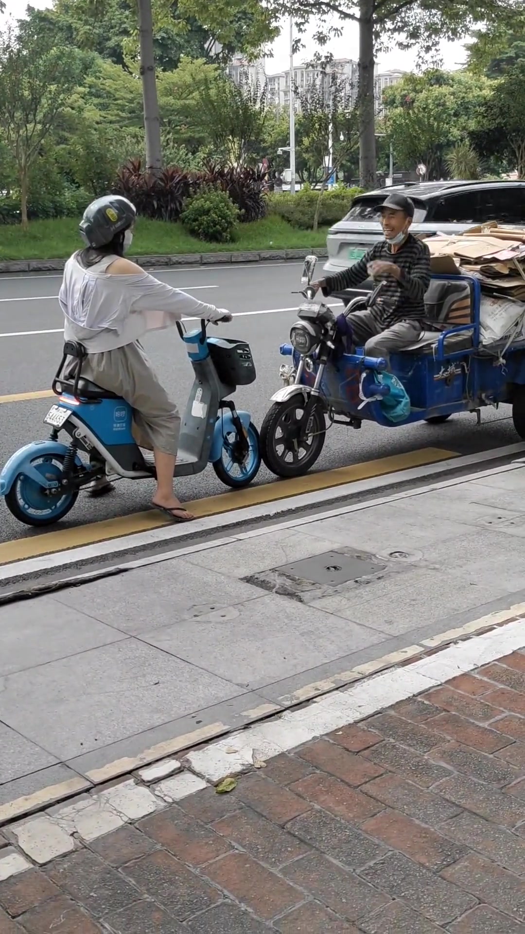 根据其他车来看，大爷是逆行啊！