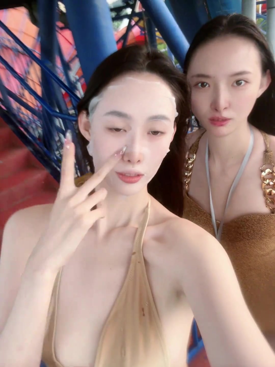 到水上乐园玩了，还要敷面膜啊
