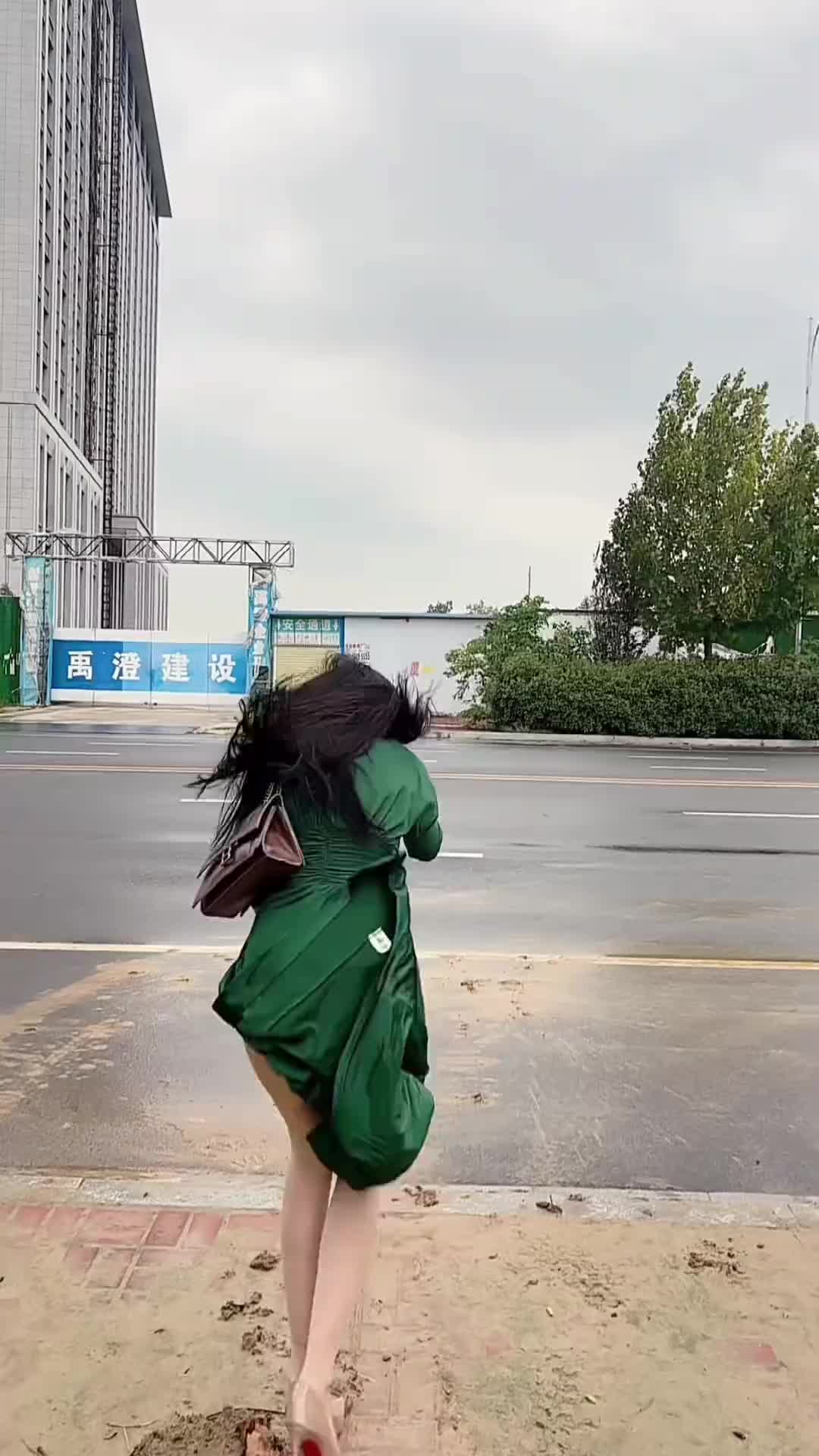台风天穿这样高开衩的裙子出来，是有点作死的...