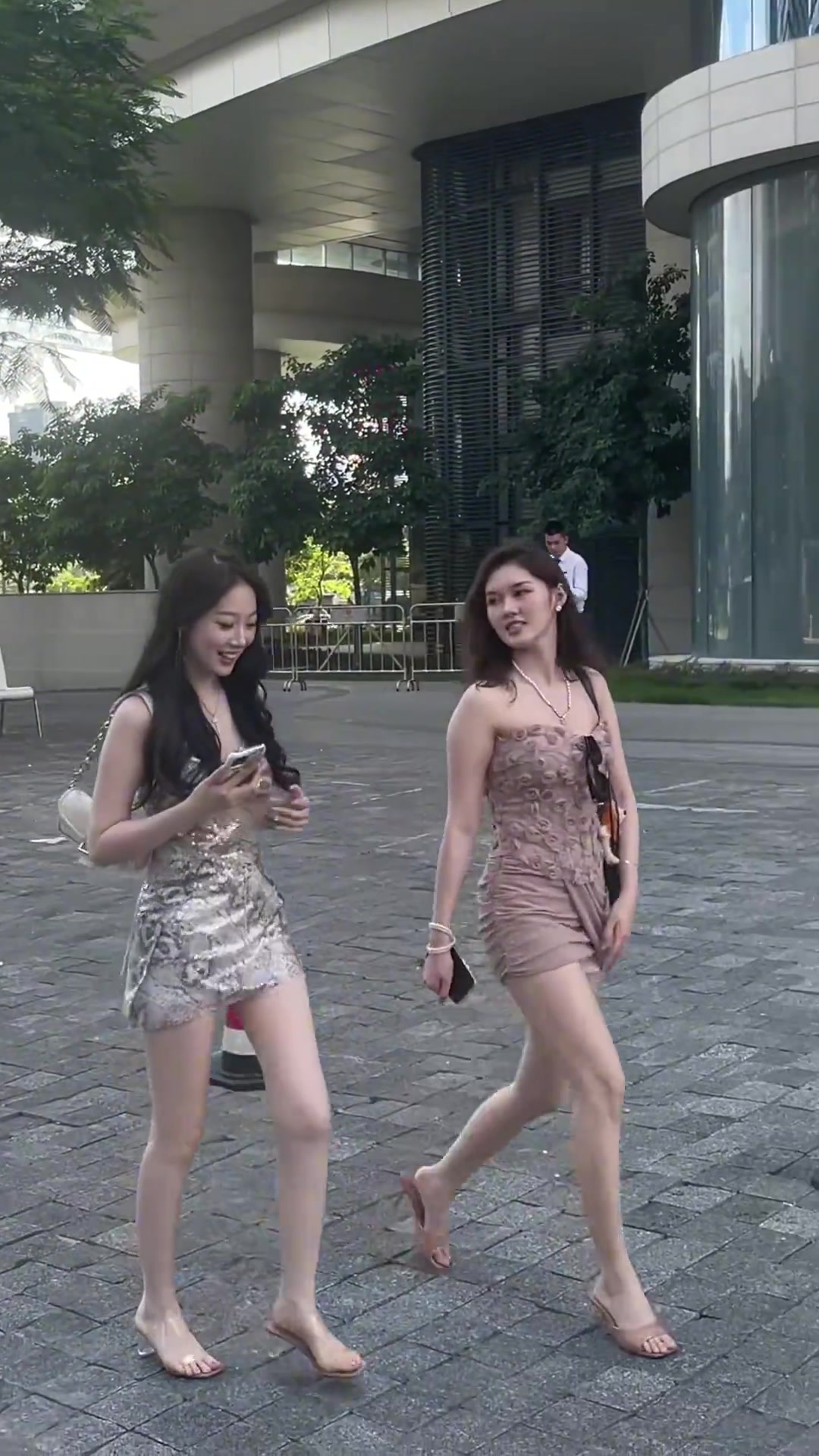 她们这腿应该没拉长吧