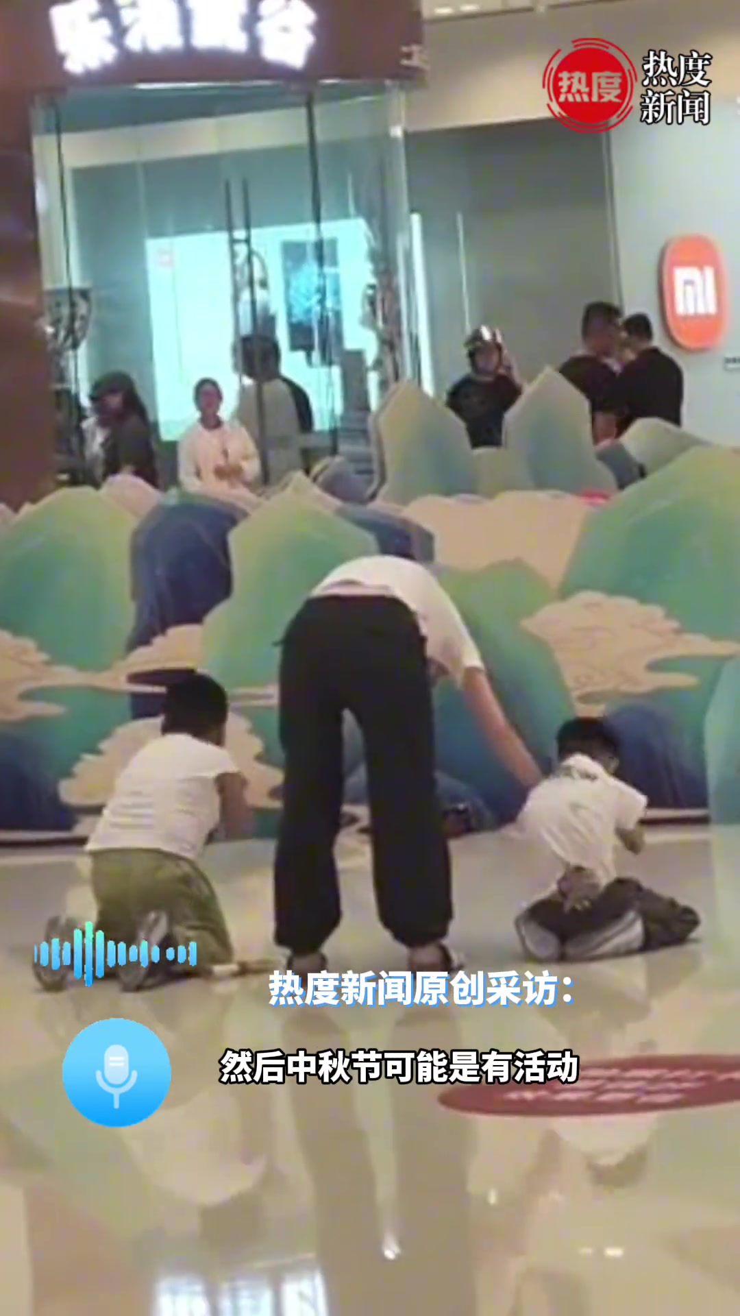 小孩儿哥在商场“跪拜”齐天大圣妈妈根本拉不动