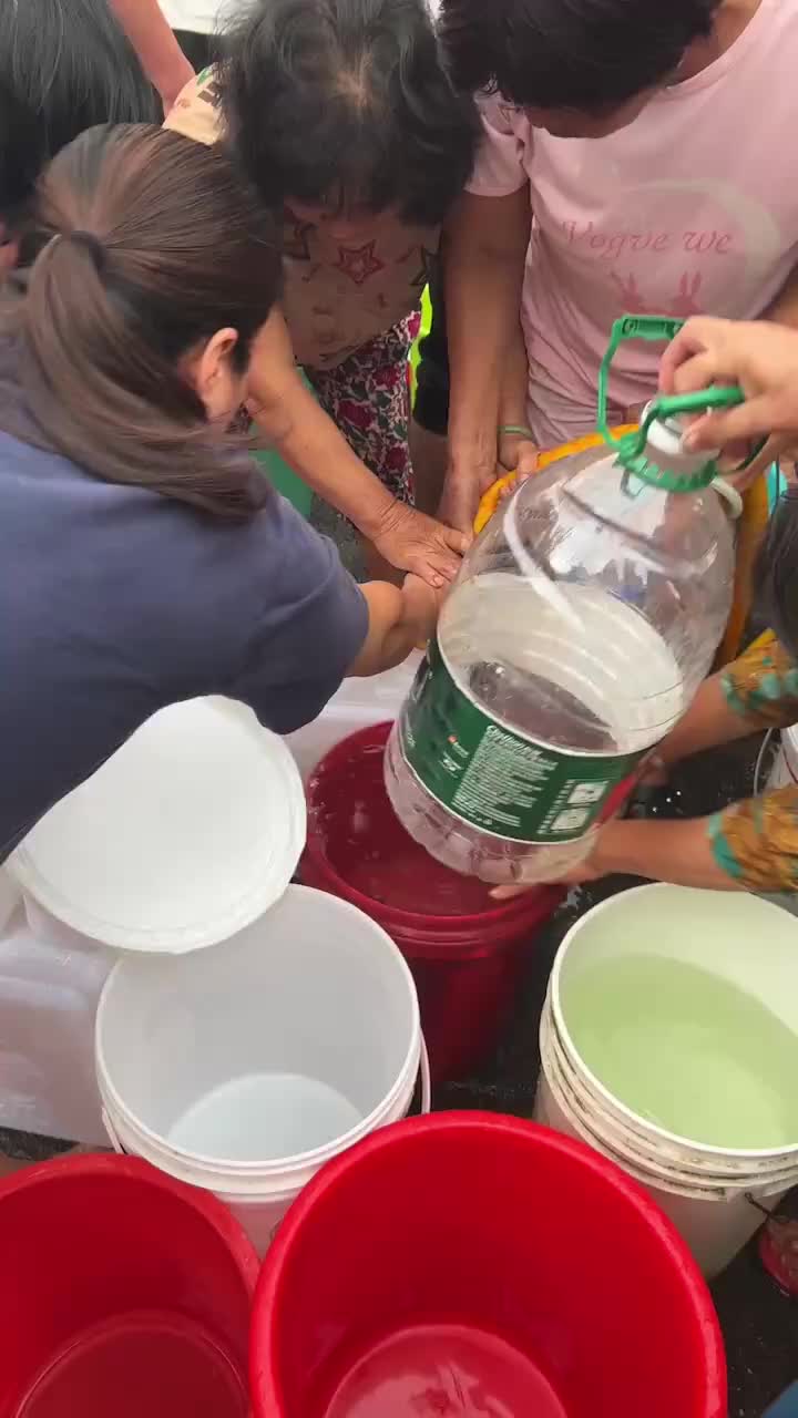 台风摩羯过后，有部分小区停水停电，接水处一群阿姨在抢水，离谱