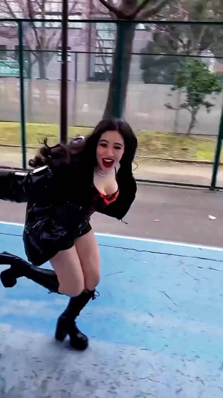 超短裙小高跟，球场撒野你跟不跟
