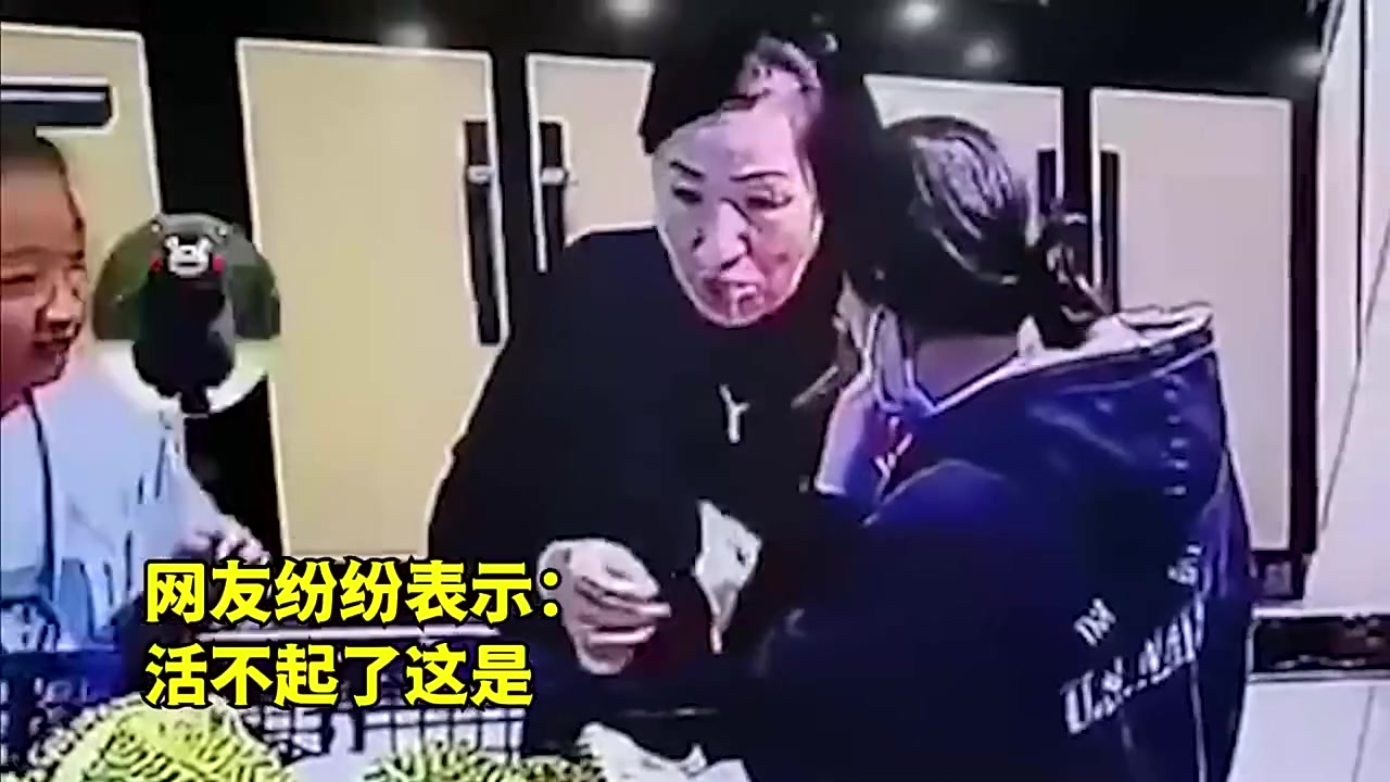 奇葩！大妈将榴莲掰开后，未结账直接吃掉！！！