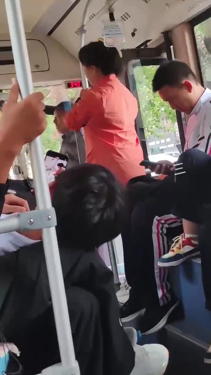 大爷把校车当公交车上错车，不听解释与司机争执