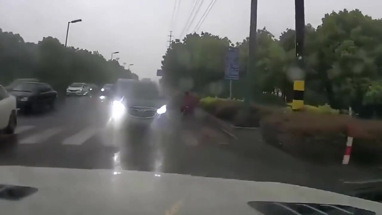 红路灯这么开车还有脸下车呀遇到这种情况会怎么做