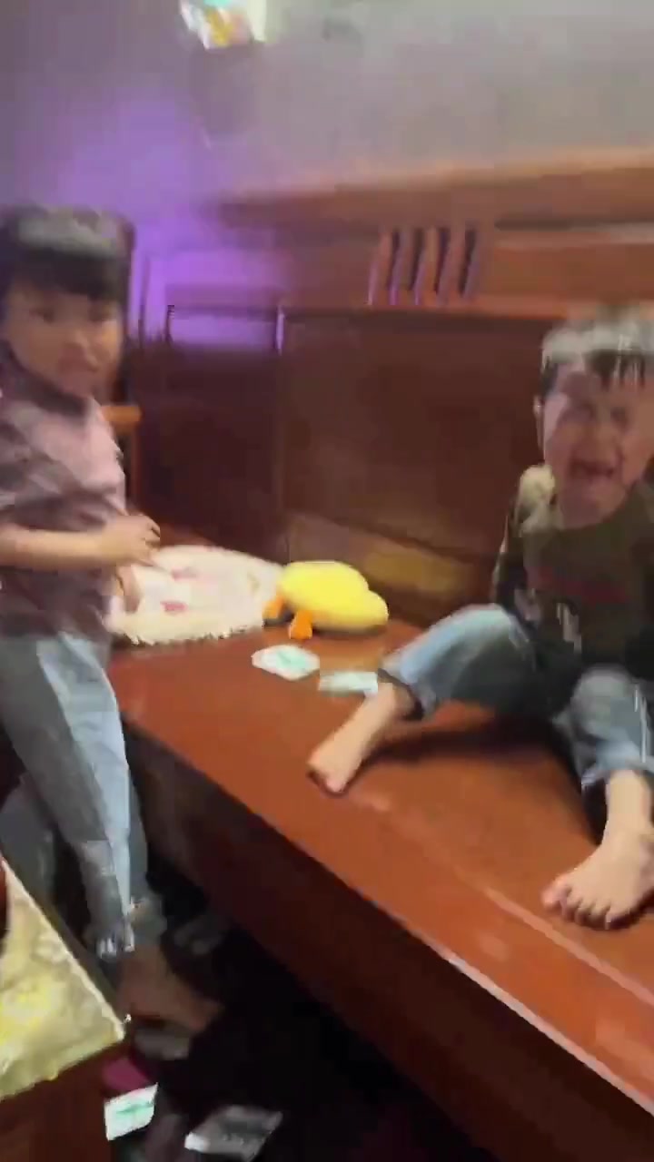 好家伙，回旋大魔掌！姐姐揍弟弟的手法专门练过的吧