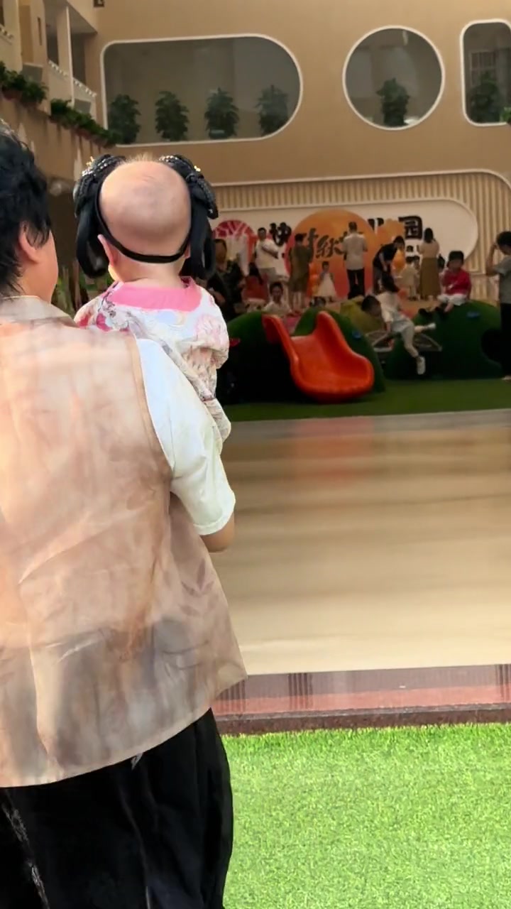 绷不住了！广东小孩精装刘海毛坯后脑勺！