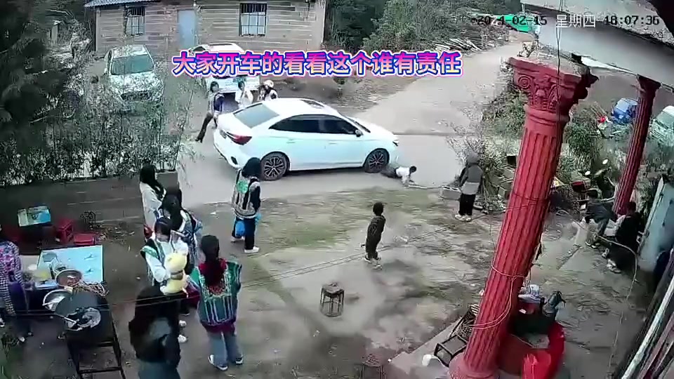 惊呆了！旁边那些人是怎么做到如此淡定的看着不动